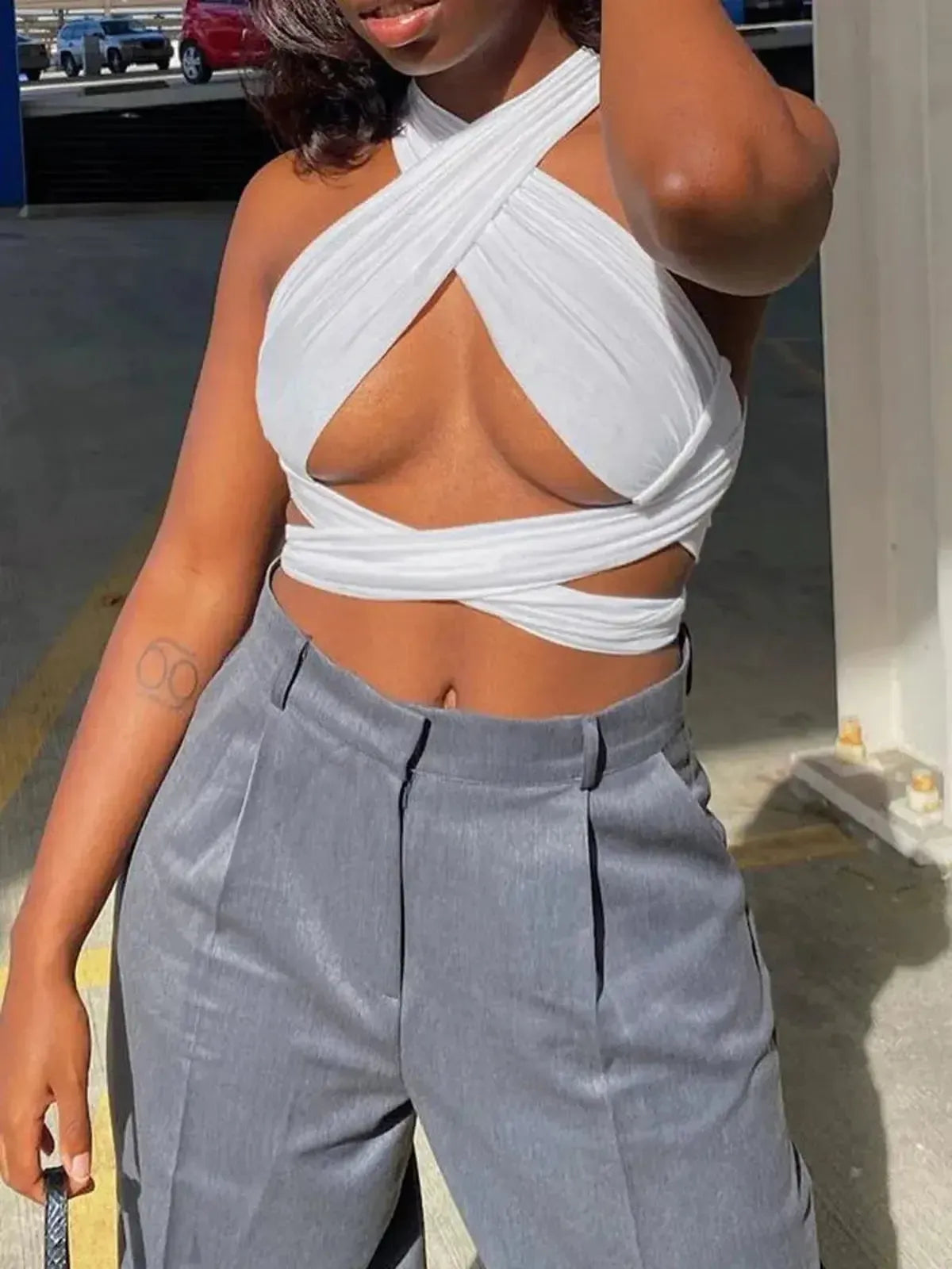 Crop bandage croisé col halter dos nu-Saylana