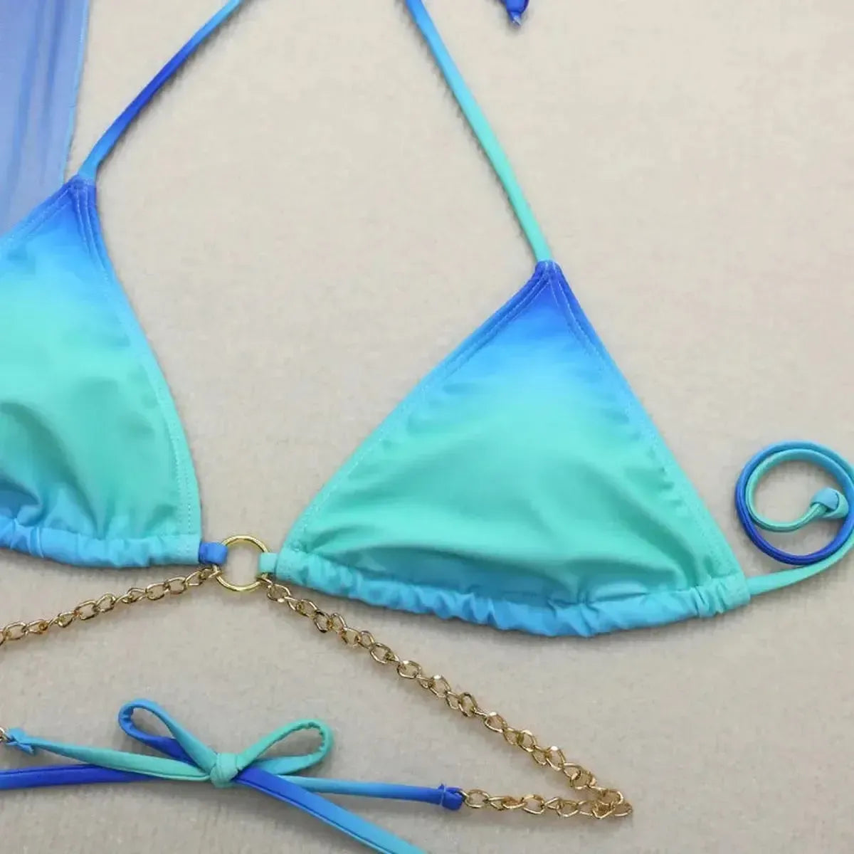 Look Plage Luxe : Maillot, Chaîne & Tulle-Saylana