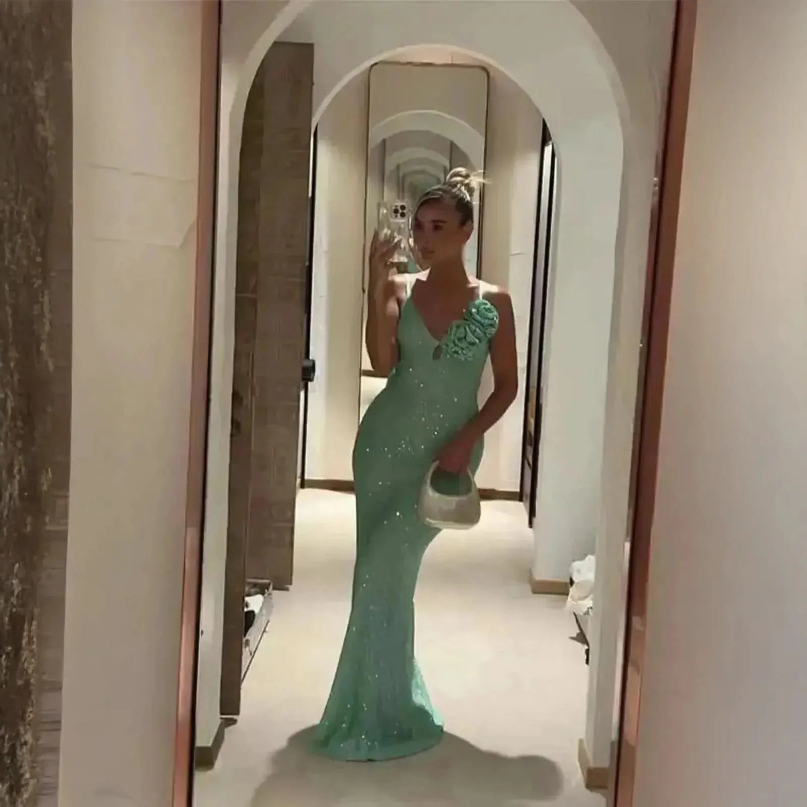 Look Rétro Chic : Tricot Brillant & Décolleté - Saylana