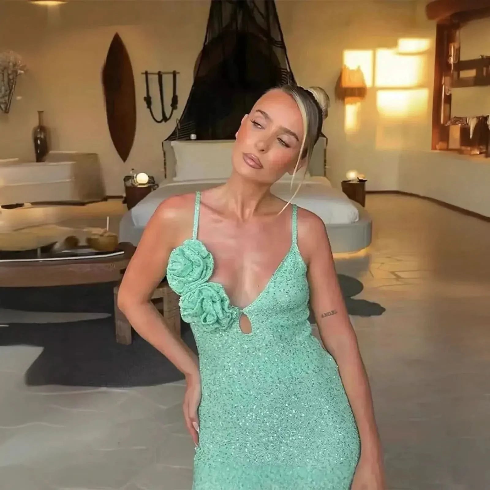 Look Rétro Chic : Tricot Brillant & Décolleté - Saylana