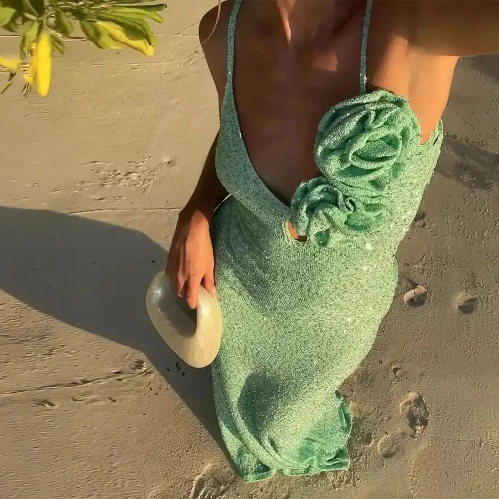 Look Rétro Chic : Tricot Brillant & Décolleté - Saylana