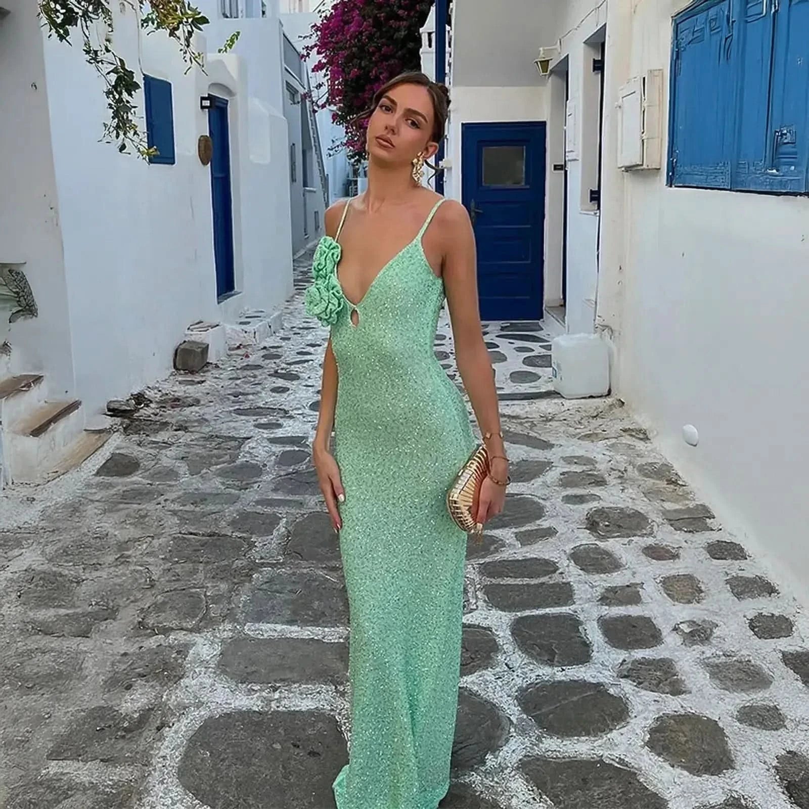 Look Rétro Chic : Tricot Brillant & Décolleté - Saylana