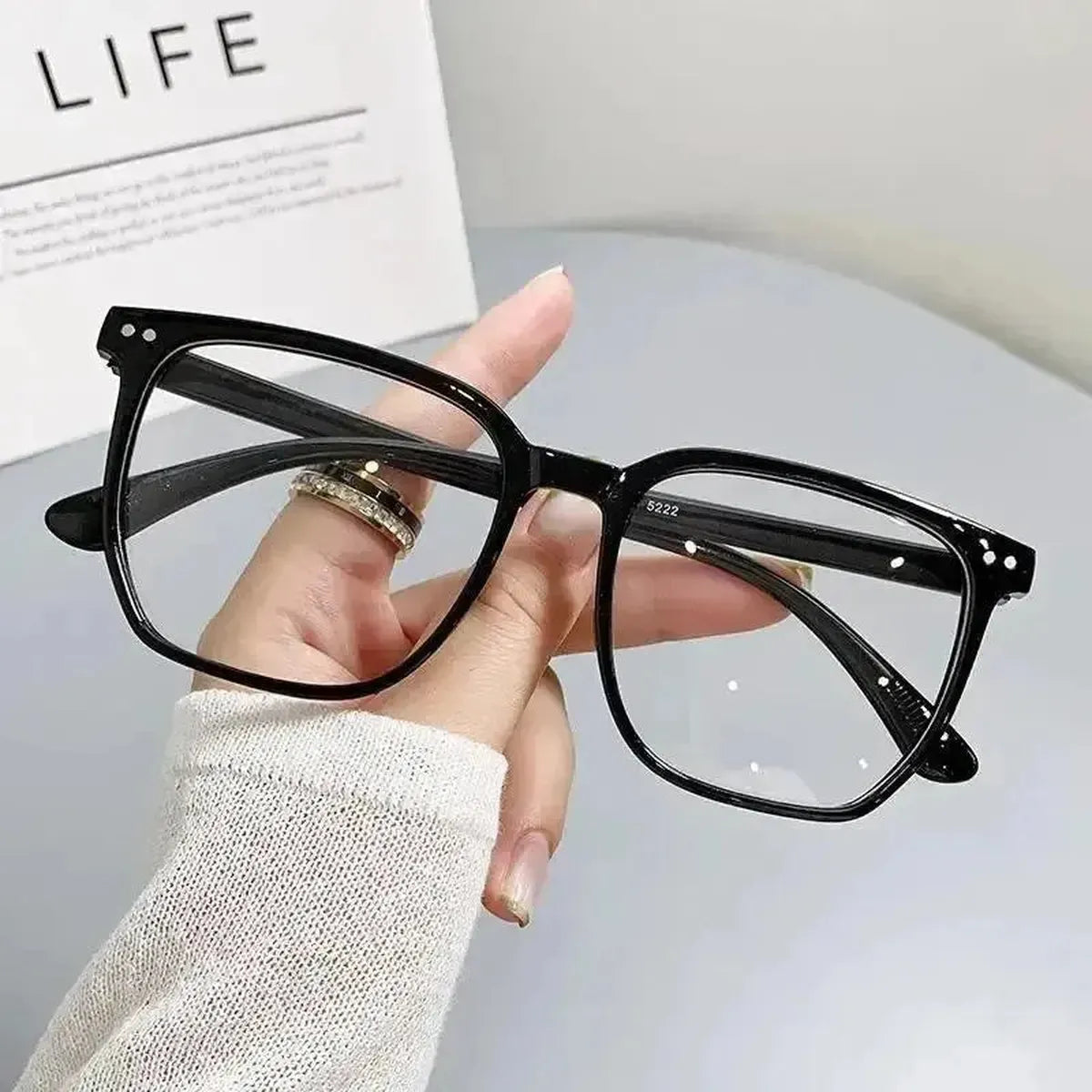 Style Optique Léger et Moderne-Saylana
