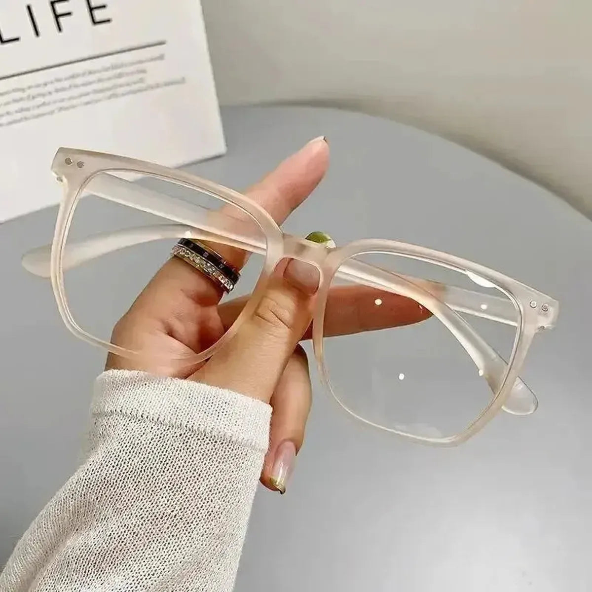 Style Optique Léger et Moderne-Saylana