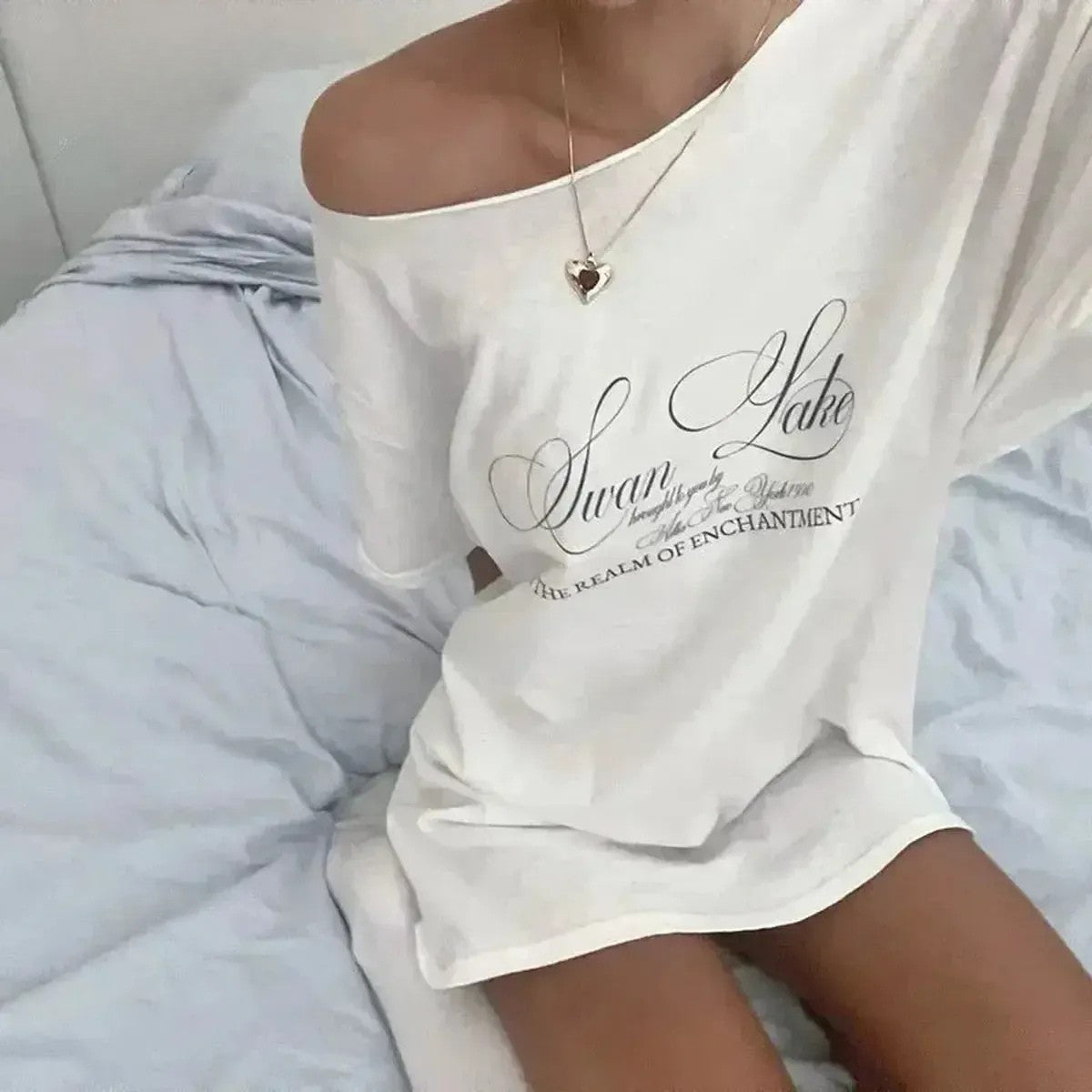 T-shirt blanc oversize à une épaule graphique-Saylana
