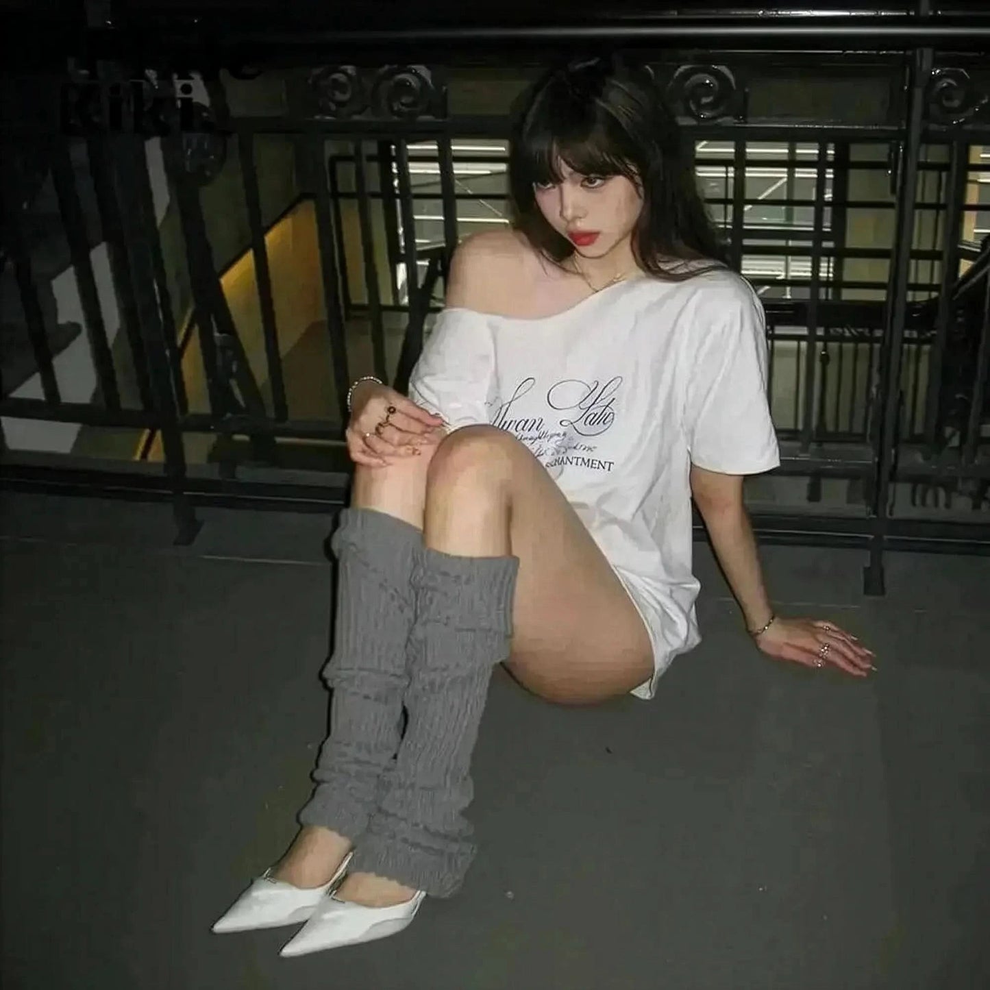 T-shirt blanc oversize à une épaule graphique - Saylana