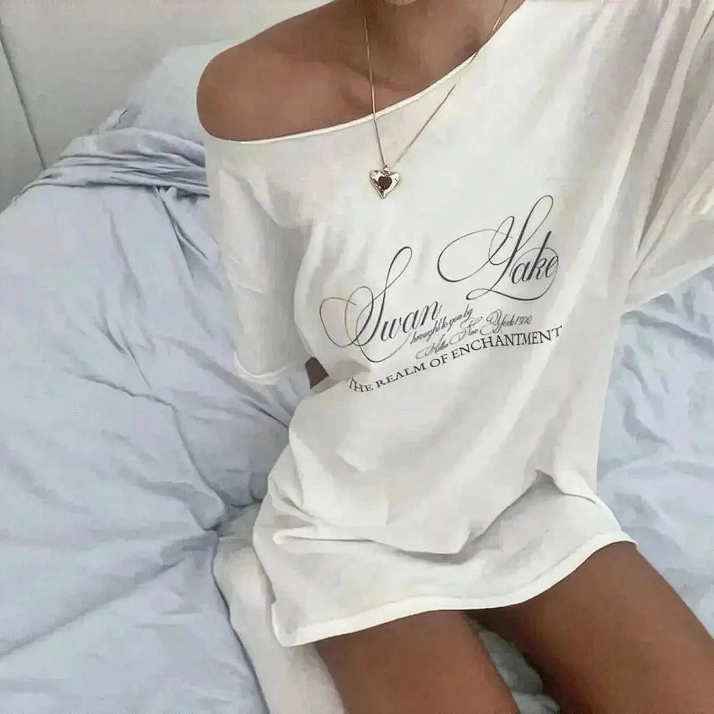 T-shirt blanc oversize à une épaule graphique - Saylana